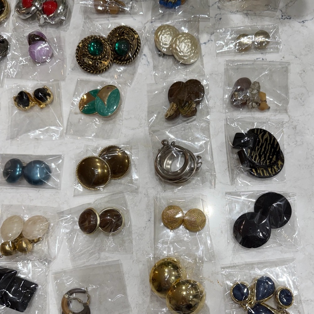 63 Pairs of Vintage / Retro Clip-On Earrings - Great For Reselling / Booth Sales - Picture 2 of 4
